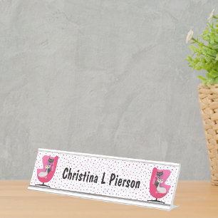 Elegante Atoomkatten Roze Stoel Stippen Wit Bureau Naambordje