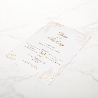 Elegante Beige Bloemige Trouwuitnodiging Template Folie Uitnodiging