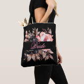 Elegante Beige Blush Bloemen Bruid Script Waterver Draagtas (Dichtbij)