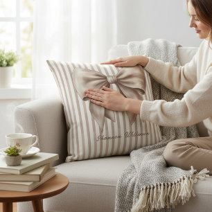 Elegante beige strikpil met lintontwerp kussen