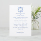 Elegante Blauw en Witte Crest Monogram Huwelijk Kaart (Staand voorkant)