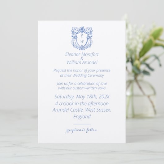 Elegante Blauw en Witte Crest Monogram Huwelijk Kaart (Staand voorkant)