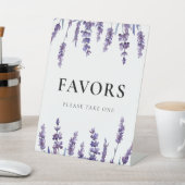 Elegante Bloemen Lavendel Wedding Favors Reclamebord Met Voetstuk (Insitu)