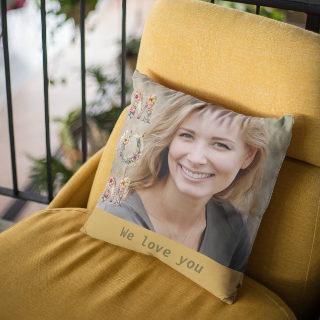 Elegante Bloemen Moederdag Mosterdgeel Foto Kussen (Elegant Floral Mother’s Day Mustard Yellow Photo Throw Pillow)
