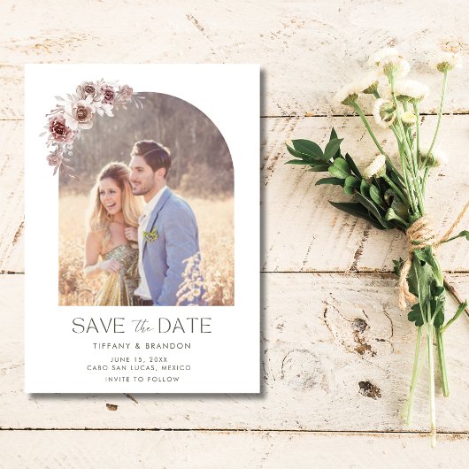 Elegante bloemenboog foto bruiloft save the date