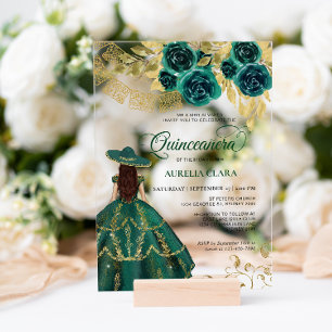 Elegante bloemige smaragdgroene Charra Quinceañera Acryl Uitnodigingen