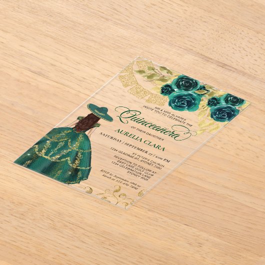 Elegante bloemige smaragdgroene Charra Quinceañera Acryl Uitnodigingen (Laagn)