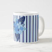 Elegante bloemstrepen monochromatisch blauw extra grote beker (Voorkant rechts)