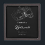 Élégante boîte cadeau de femme de chambre<br><div class="desc">Beau et élégant masque en plumes mascarade cadeau de femme de ménage qui est personnalisée.</div>