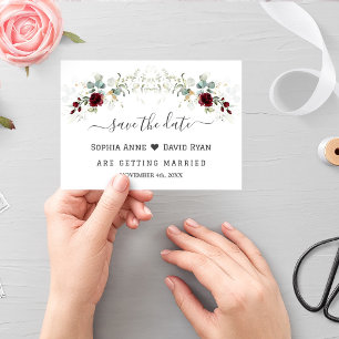 Elegante bordeauxrode bloemige luchtige bladeren b save the date