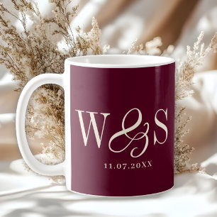 Elegante bordeauxrode initiële huwelijksparen koffiemok