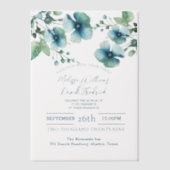 Elegante botanische groene blauwe bloemen bruiloft vellum uitnodigingen (Voorkant)