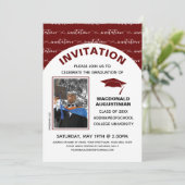 Élégante Bourgogne Diplômée Photo Invitation (Debout devant)