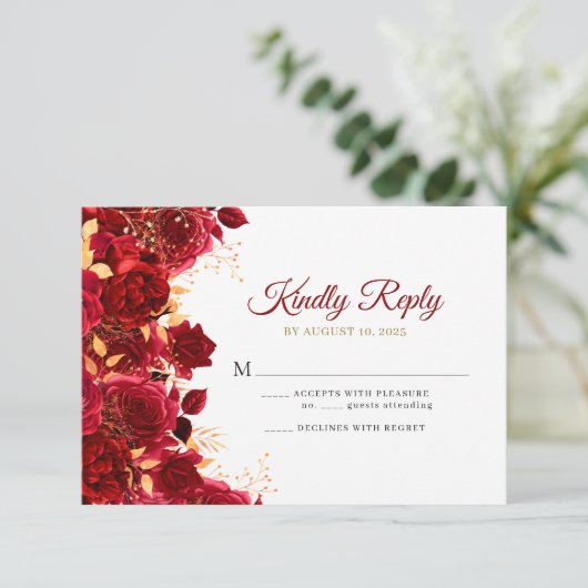 Elegante Bourgogne en Gouden Bloemen Quinceañera RSVP Kaartje (Staand voorkant)