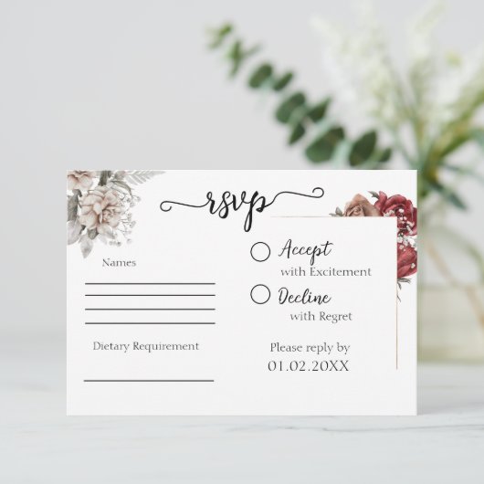 Elegante Bourgogne & Zilveren Bloemen Huwelijk RSVP Kaartje (Staand voorkant)
