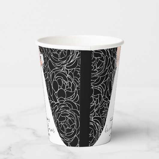 Elegante bruid op zwart papieren bekers (Rechts)