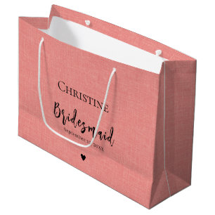 Elegante bruidsmeisje bedankt groot cadeauzakje