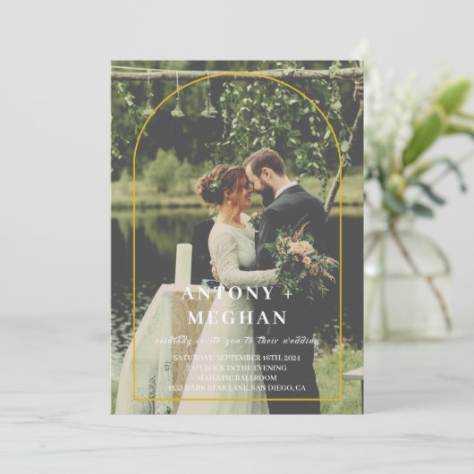 Elegante bruiloft uitnodiging met gouden boog (Staand voorkant)