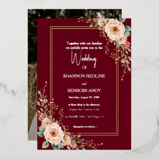 Elegante burgundy en zilveren bloemen bruiloft folie uitnodiging