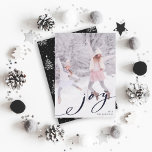 Elégante Carte de vacances de Noël Joy Photo<br><div class="desc">Cette simple carte photo de Noël présente un élégant script de joie noire avec un motif blanc de sapin de Noël au dos (couleur arrière - plan changeable). Pour une personnalisation plus avancée de cette conception,  cliquez sur le lien "customiser plus loin".</div>