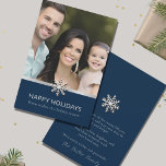 Elégante carte de vacances en famille<br><div class="desc">Faites des vacances inoubliables avec notre Elegant Family Photo Flat Holiday Card. La face avant présente votre photo de famille qui vous est chère et qui est ornée d'un motif de flocon de neige. Retournez à l'arrière pour une toile de fond bleu marine avec un accueil chaleureux de vacances :...</div>