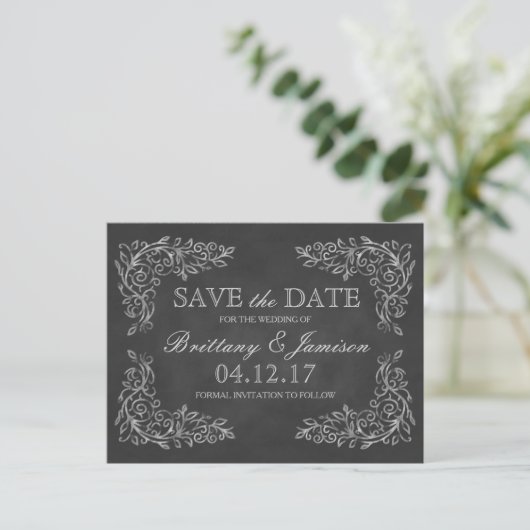 Elegante Chalkboard Filigree Bruiloft Save the Dat Aankondigingskaart (Staand voorkant)