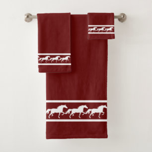 Elegante, chique witte paarden op maroon bad handdoek