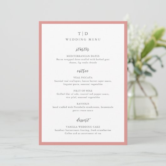 Elegante Coral Roze Monogram Moderne bruiloft Menu (Staand voorkant)
