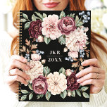 Élégante couronne florale foncée Monogramme person<br><div class="desc">Ce design sophistiqué présente une couronne fleurie luxuriante aux riches fleurs dans les tons bordeaux, rougis et crème, accentuée par la verdure douce et les baies. L'arrière - plan noir foncé renforce l'élégance intemporelle de l'agencement floral, tandis que les initiales personnalisables et l'année le rendent unique et personnel. Idéal pour...</div>