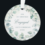 Élégante couronne verte Eucalyptus Engagée Photo<br><div class="desc">Élégant ornement acrylique avec une couronne composée de feuilles d'eucalyptus et de verdure avec une pointe de bleu avec "Our First Christmas Engaged" ainsi que vos noms et année en vert foncé sur un lavage pastel aquarelle. L'arrière a votre photo fiançailles préférée. Cet ornement botanique rustique fait aussi un grand...</div>