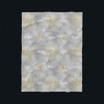 Élégante couverture en polaire en argent Menorahs<br><div class="desc">"Elegant Silver Menorahs" Toison Blanket/Petit Design peut également être ajouté à la taille des couvertures, moyennes et grandes. Taille : Couverture en polaire, 30"x40" Il est difficile de se câliner seul. Mais avec ces couvertures polaires confortables et entièrement personnalisables, vous n'aurez plus besoin. Personnalisez toute la face avant et enveloppez-vous...</div>