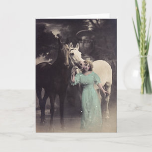 Elegante Dame in een Groene Kleding met Twee Kaart
