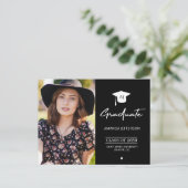 Élégante diplômée noir photo invitation de graduat (Debout devant)