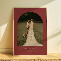Elegante donkerrode trouwkoppel foto-boog