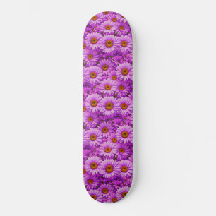 Elegante donkerroze magenta bloemige madeliefjes skateboard