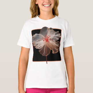Elegante doorschijnende bloem op zwart t-shirt