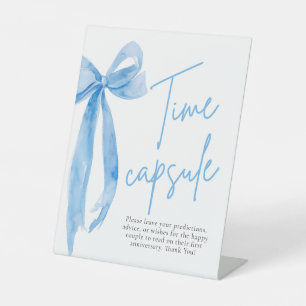 Elegante Dusty Blue Bow Time Capsule Game Sign Reclamebord Met Voetstuk