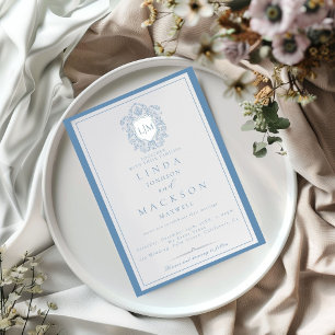 Elegante Dusty Blue Crest Monogram Huwelijksuitnod Kaart