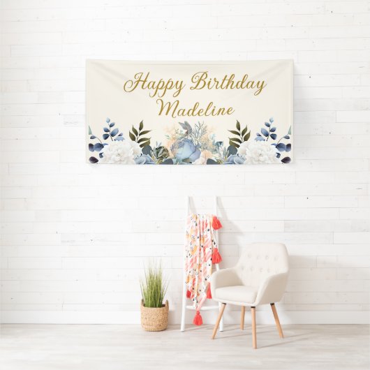 Elegante Dusty Blue Floral Happy Birthday Naam Spandoek (Insitu)