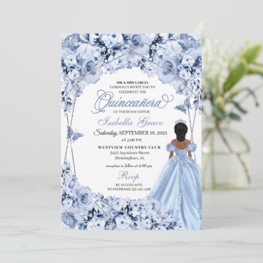 Elégante Dusty Blue Floral Quinceanera Invitation (Debout devant)