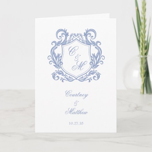 Elegante Dusty Blue Monogram Crest Wedding Programma (Voorkant)