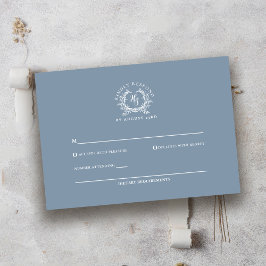Elegante Dusty Blue Monogram Crest Wedding RSVP Kaartje