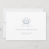 Elegante Dusty Blue Monogram Crest Wedding Save The Date (Voorkant)
