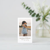 Elegante eenvoudige bruine script fotograaf QR cod Visitekaartje (Staand voorkant)