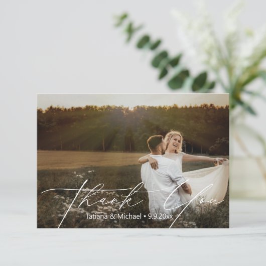 Elegante eenvoudige witte script bruiloft foto bedankkaart (Staand voorkant)