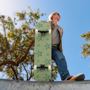 Elegante en stijlvolle olijfsterren op saliegroen skateboard
