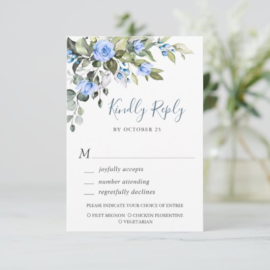 Elegante Eucalyptus Blauwe Rozen Bruiloft Bloemen RSVP Kaartje (Staand voorkant)