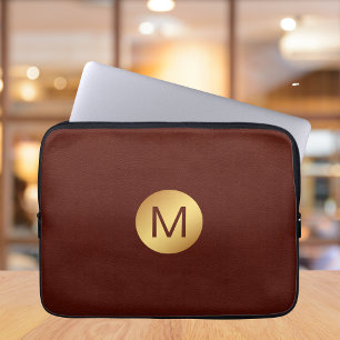 Elegante Faux Red Leather & Gold Monogram Initiaal Laptop Sleeve