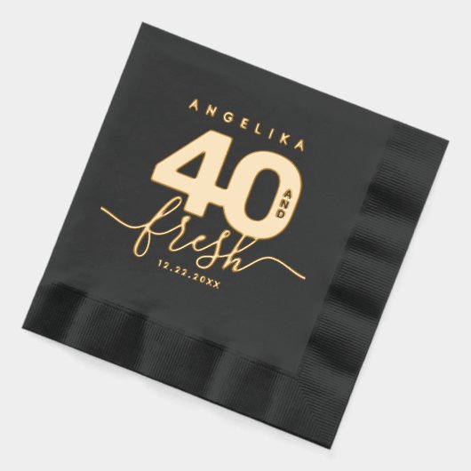 Élégante fille moderne 40 et fraîche (Gauche)