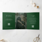 Elegante foto groene bruiloft RSVP details QR-code Drieluik Uitnodiging (Binnen)
